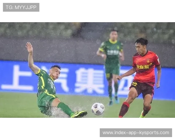 北京国安前场逼抢掀起多次险球