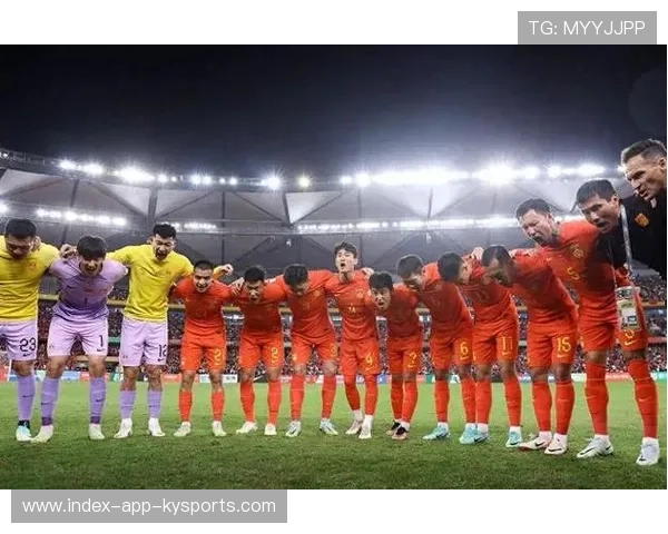 球员赛后向球迷赠球衣，暖心互动登上热搜榜