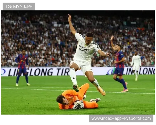 皇马补时制造任意球,直接攻门迫使扑救,皇马替补席 皇马补时制造任意球,直接攻门迫使扑救,皇马替补席